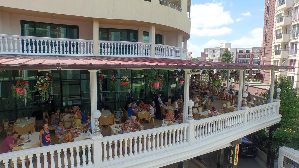 Planeta Hotel & Aquapark Free Beach Access Slantschew brjag Exterior foto A restaurant in the resort