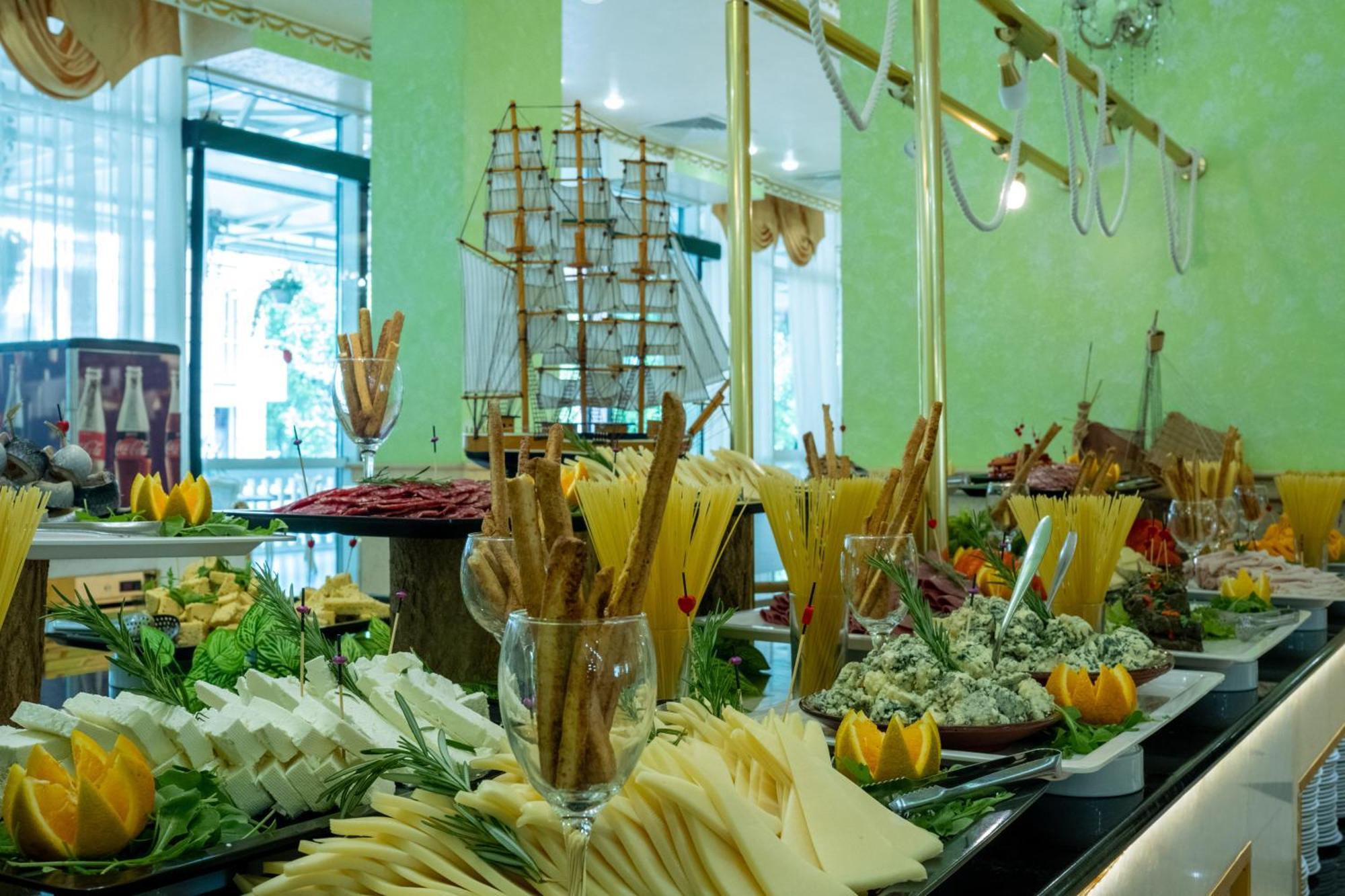 Planeta Hotel & Aquapark Free Beach Access Slantschew brjag Exterior foto A cheese display at a buffet