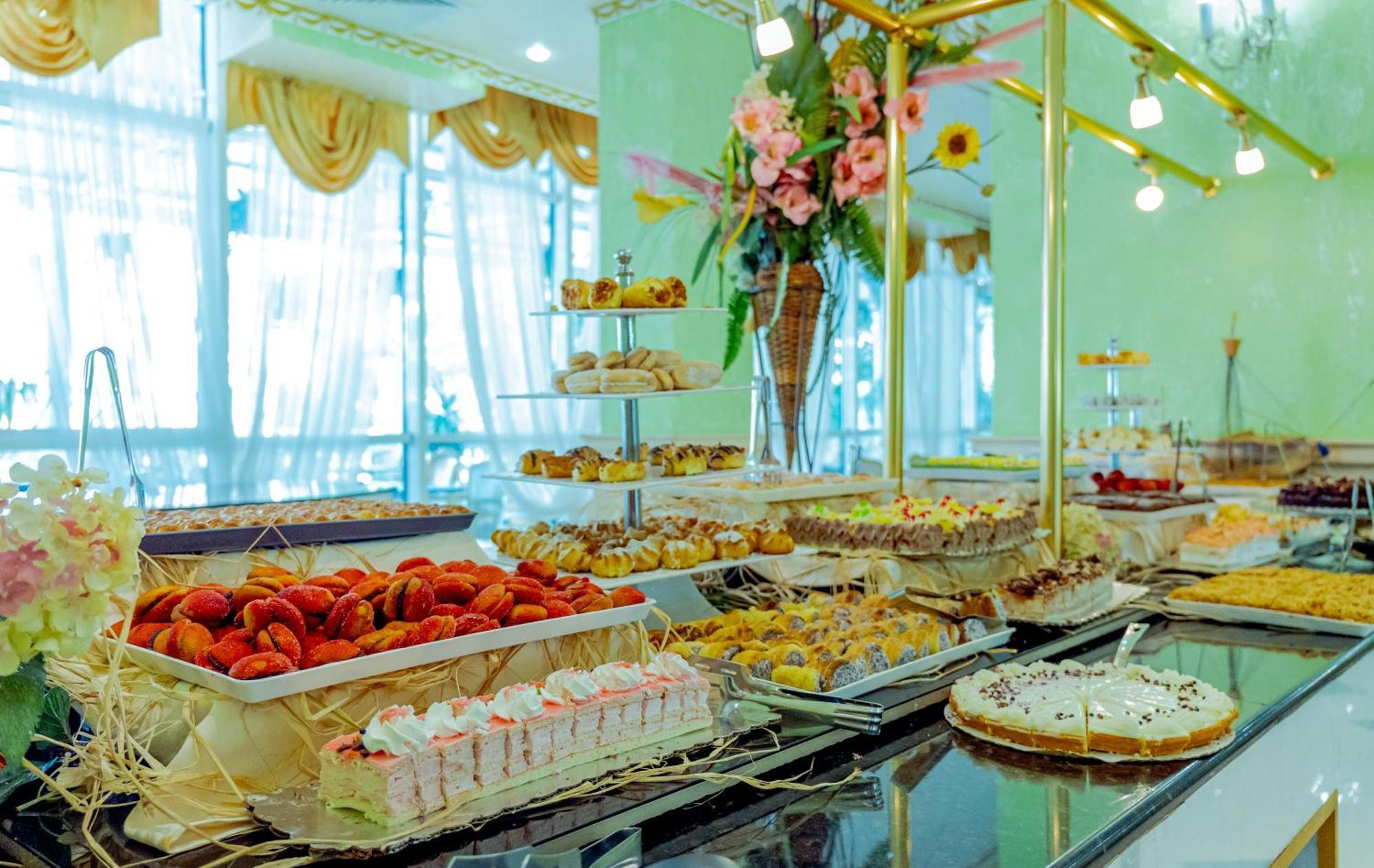 Planeta Hotel & Aquapark Free Beach Access Slantschew brjag Exterior foto A dessert buffet