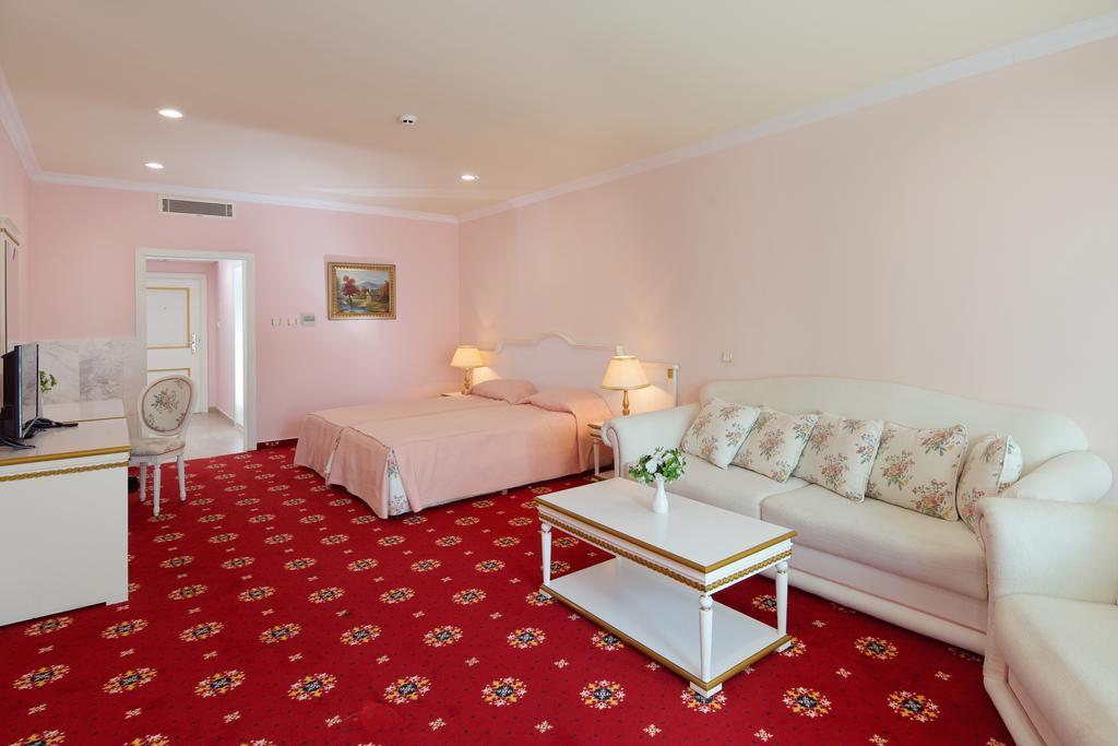 Planeta Hotel & Aquapark Free Beach Access Slantschew brjag Exterior foto A room at the hotel