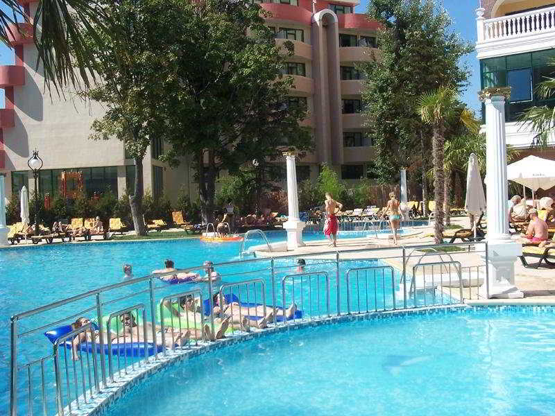 Planeta Hotel & Aquapark Free Beach Access Slantschew brjag Exterior foto A pool at a hotel in Turkey